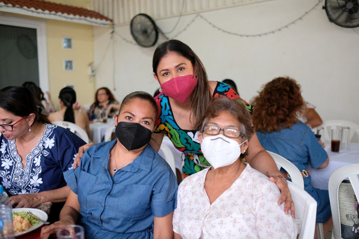 raquel bonilla festejando el día de las madres