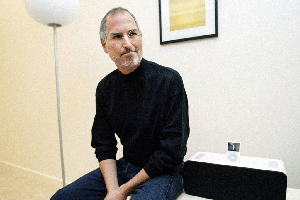 Steve Jobs sentado.