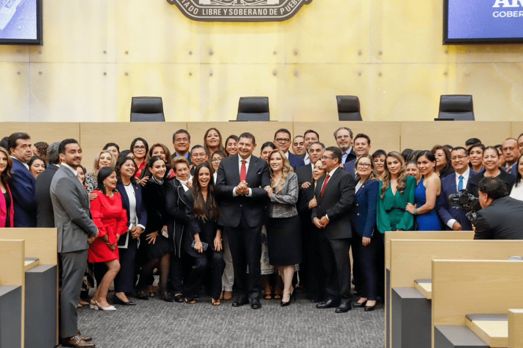 Alejandro Armenta en el Congreso de Puebla posterior al Primer Informe de Gobierno