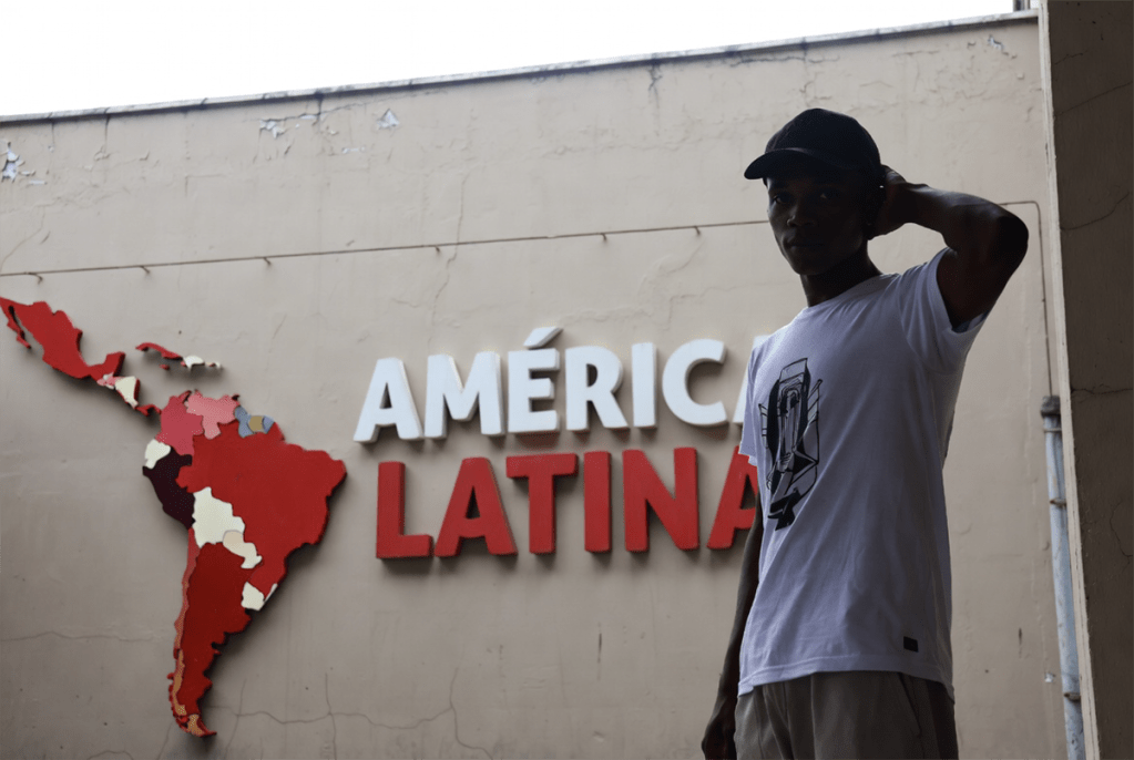 Joven de América Latina en edad productiva