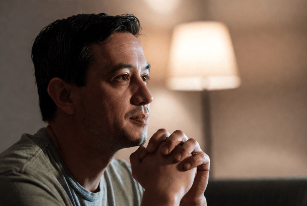 Un hombre reflexionando acerca de su inteligencia emocional