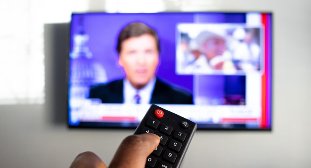 Mujer viendo las noticias en la televisión