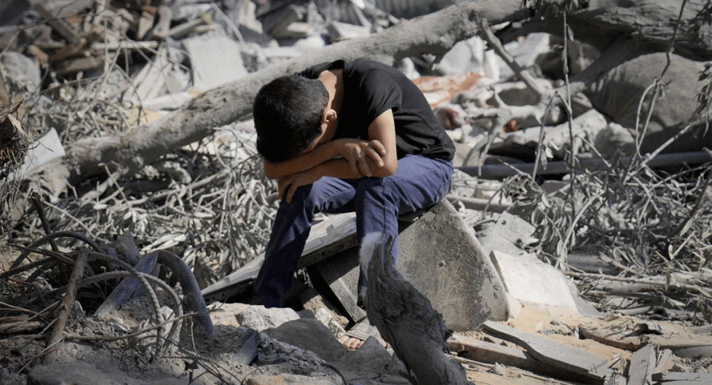 Niño llorando desconsolado en la Franja de Gaza