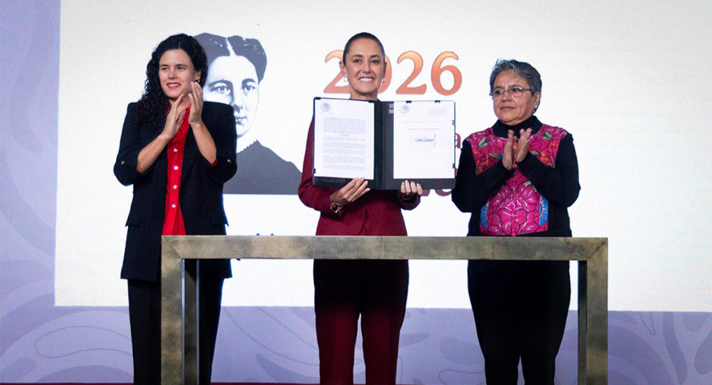 Claudia Sheinbaum firmando decreto para reformar la Ley de Transparencia