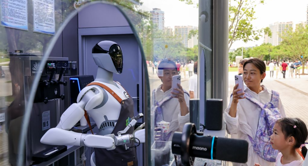 Robots humanoides interactuando con personas en Shenzhen