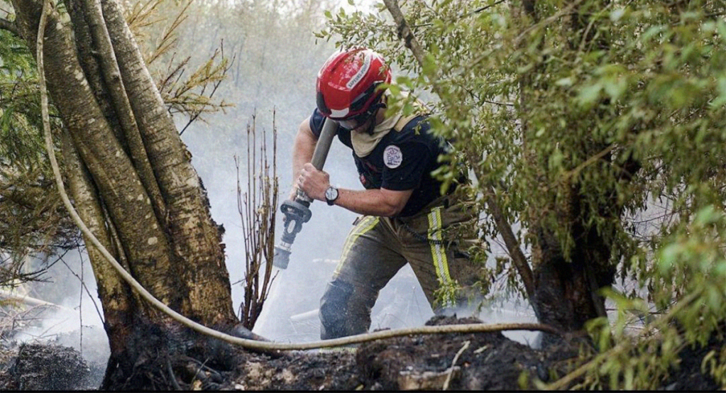Bombero belga apagando incendio en Liege