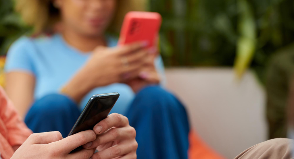 Personas usando su teléfono celular